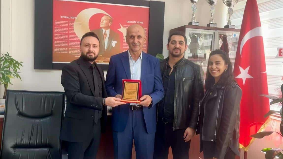 Okulumuza yıllar boyu büyük emekler veren personelimiz Seyithan GELMEZ emekliye ayrıldı.